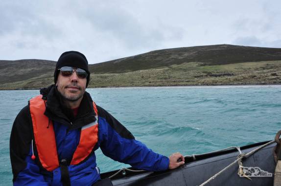No zodiac indo para a praia de Dyke Bay, em Carcass Island, no noroeste das Ilhas Malvinas